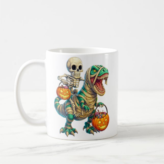 Whimsical Skeleton Riding Mummy T-Rex Halloween Kaffeetasse (Links)