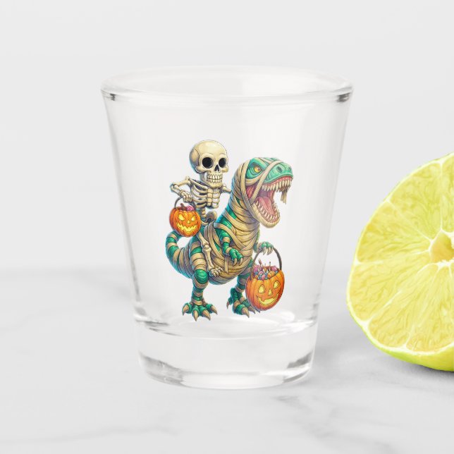 Whimsical Skeleton Riding Mummy T-Rex Halloween Schnapsglas (Vorderseite)