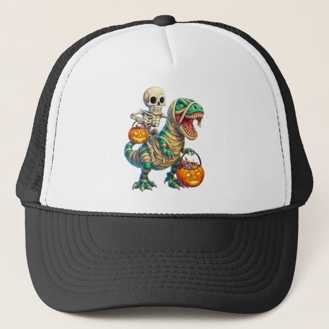 Whimsical Skeleton Riding Mummy T-Rex Halloween Truckerkappe (Vorderseite)