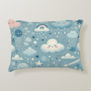 Whimsical Sky Muster mit Wolken, Sternen - Blau Dekokissen
