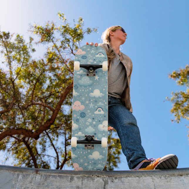 Whimsical Sky Muster mit Wolken, Sternen - Blau Skateboard (Außen 1)