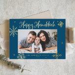 Whimsical Snowflakes Blue Happy Hanukkah Foto Folien Feiertagskarte<br><div class="desc">Happy Hanukka! Senden Sie herzliche Wünsche an Familie und Freund mit dieser goldenen Folie Hanukkah Karte. Es zeigt skurrile Schneeflocken und moderne Kalligraphie. Personalisieren Sie dieses Foto Hanukkah-Karte,  indem Sie Ihre eigenen Daten. Diese Schneeflocken Hanukkah Fotokarte ist in anderen Farben und Cardstock erhältlich.</div>