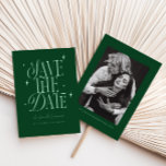 Whimsical Stars Emerald Green Save the Date<br><div class="desc">Elegante und skurrile Save the Date Karte mit boho Schriftart,  die "Save the Date" mit Sternen auf einem smaragdgrünen Hintergrund sagt. Sie können ein Foto auf der Rückseite hinzufügen.</div>
