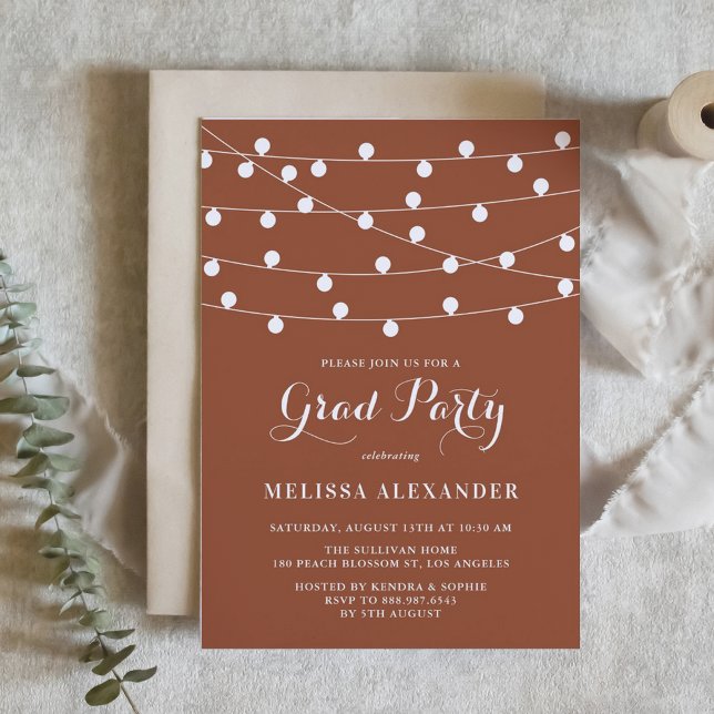 Whimsical String Lights Terracotta Abschluss Einladung (Customizable boho graduation invitation featuring string lights and a terracotta background.)