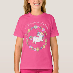 Whimsical Unicorn innerhalb eines Kranzes T-Shirt