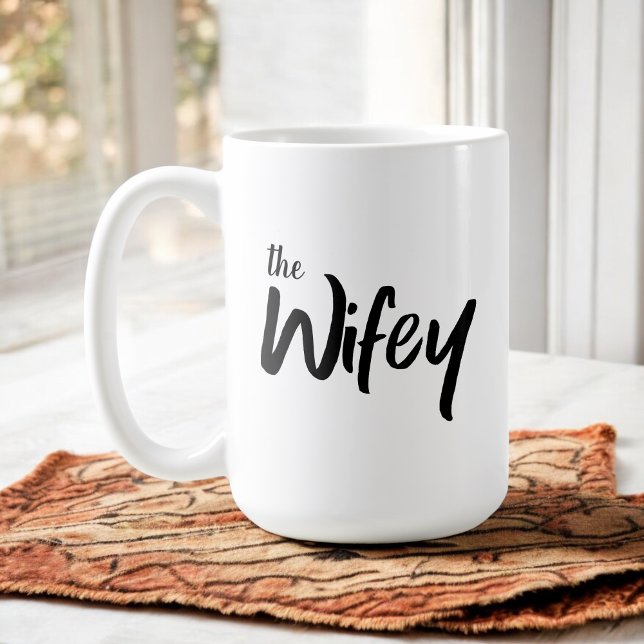Whimsical Wifey Brush Script Text für sie Kaffeetasse (Von Creator hochgeladen)