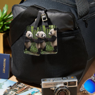 Whimsical Wonders: Baby Pandas spielt im Wald Gepäckanhänger