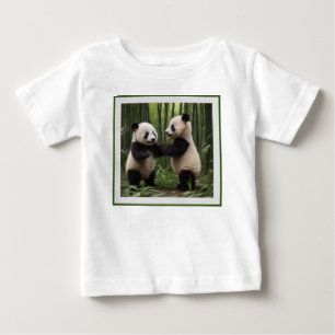 Whimsical Wonders: Baby Pandas spielt im Wald T-shirt