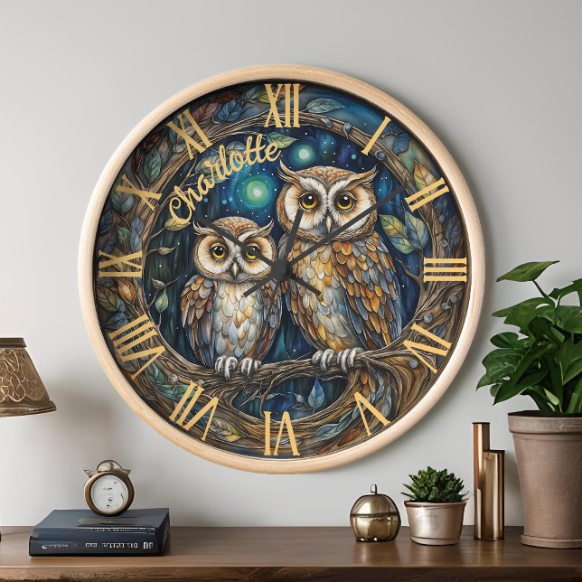 Whimsical Woodland Owl Family Boho Kinderzimmer De Uhr (Whimsical boho woodland nursery clock with mama owl and owlet personalized in dreamy nature colors)