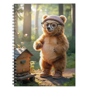 Whimsicaler Bären-Imker in einem sonnigen Wald Notizblock