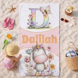 Whimsicaler floraler Anfangsbuchstabe mit Einhorn Strandtuch