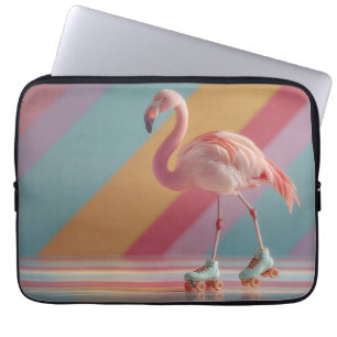 Whimsicaler Rosa Flamingo auf Rollschuhen Laptopschutzhülle