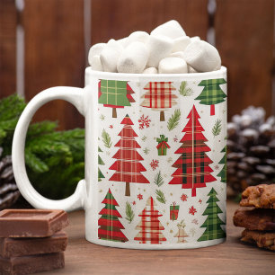 Whimsicalische Weihnachtsbäume auf Karomuster Kaffeetasse