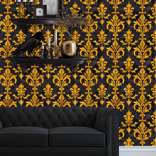 Whimsigoth Gold auf dem Schwarzen Meer Tapete (Whimsigoth Yellow Damask on Black wallpaper behind a black couch.)
