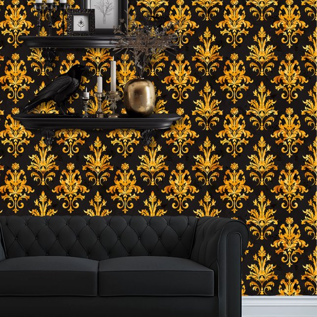 Whimsigoth Gold Fauna auf schwarz Tapete (Whimsigoth Yellow Damask on Black wallpaper behind a black couch.)