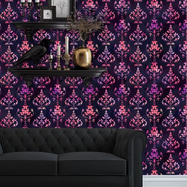 Whimsigoth Peach und Lila Ombre Elegant Tapete (Whimsigoth Purple & Peach Damask wallpaper behind a black couch.)