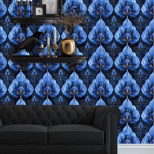 Whimsigoth Peacock Feather Inspiriert Blue Tapete (Whimsigoth Peacock Blue wallpaper behind a black couch.)