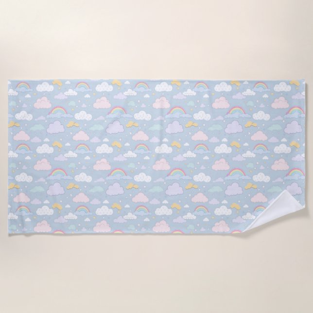 Whimsikale Wolken und Regenbogen Strandtuch (Vorderseite)