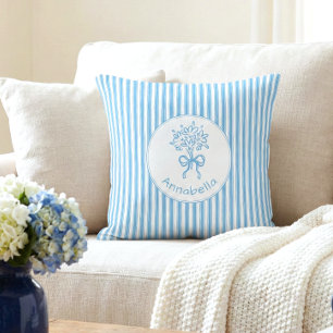 Whimsikalische blaue weiße Streifen-Preppy-Monogra Kissen