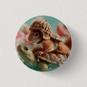 Whimsikisches Eichhörnchen Reiten einer Schildkröt Button