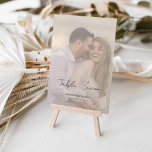 Whimsikkalligraphie Script verblendetes Foto Hochz Tischnummer<br><div class="desc">Modernes und elegantes Design gedruckt Whimsical Script Modern Faded Foto Wedding Tischnummer, die mit Ihrem Text angepasst werden kann und fügen Sie jede Tischnummer Karte zu Ihrem Warenkorb, eins nach dem anderen. Bitte klicken Sie auf den Button "Anpassen" und verwenden Sie unser Design-Tool, um diese Vorlage zu ändern. Karo im...</div>