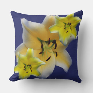 Whimsische gelbe Lilienblume und blaue Collage Pat Kissen