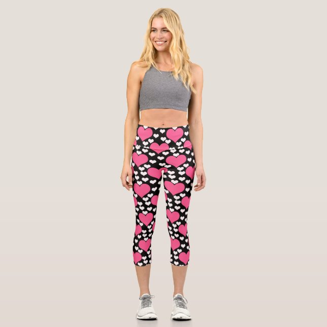 Whimsische Liebe und Herzmuster Capri Leggings (Vorderseite)