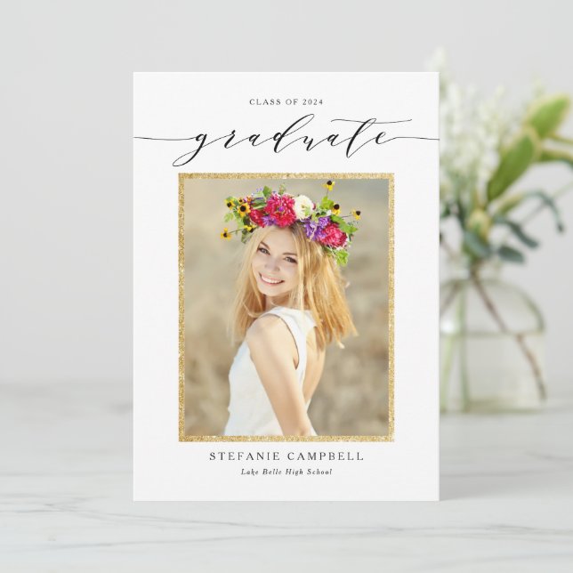 Whimsische Schrift Glitter Abschlussklasse 2026 Ankündigung (Stehend Vorderseite)