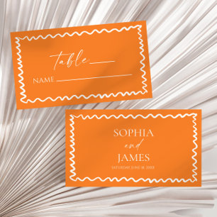 Whimsische Zitrus-Orange-Wellige-Rand-Hochzeit Platzkarte