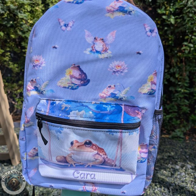 Whimsischer Aquarellfrosch auf einem schwingenden  Bedruckter Rucksack (The "Whispering Fen" Collection | Whimsical Frogs back to school kids backpack Full Product Photo)