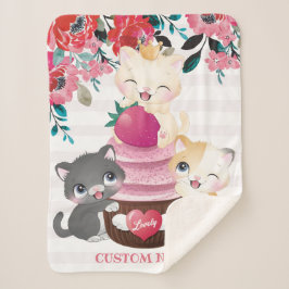 Whimsischer Cartoon Katzen Erdbeere Cupcake Sherpadecke