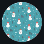 Whimsischer Cartoon Snowmen im Winter Runder Aufkleber<br><div class="desc">Mit unserem skurrilen "Cartoon Snowmen"-Design kommen Sie in den Wintergeist. Diese fröhlichen Schneemänner bringen Wärme in die Winterszene. Weiße Schneeflocken und spielerische Kieferndoodles verleihen der Saison eine magische Touch. Ideal für Wintergeschenk und Weihnachten. #ChristmasDay #ChristmasGift #SeasonalHomeDecor #WinterLandscape</div>
