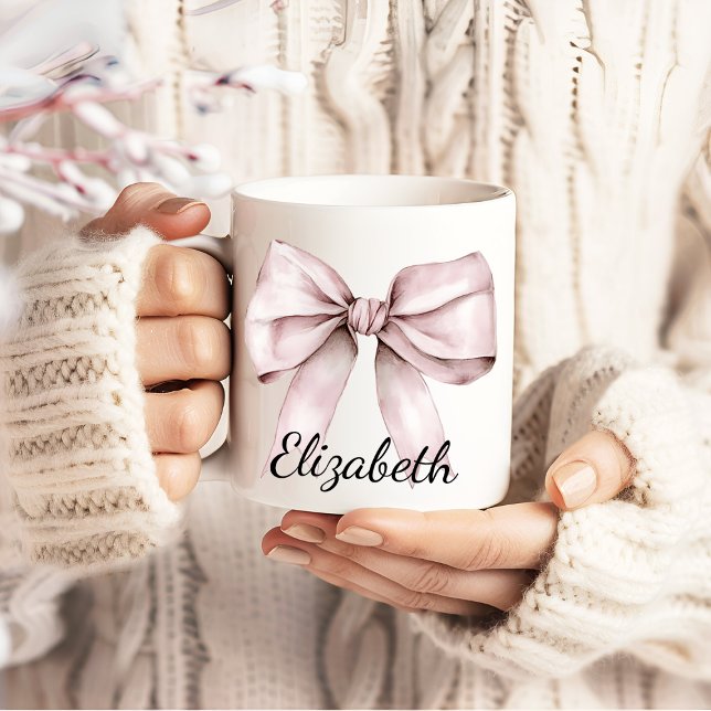 Whimsischer Coquette rosa Bug Personalisiert Name Kaffeetasse (Von Creator hochgeladen)