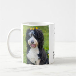Whimsischer Hund im Gras Sprichwort "Ich Liebe mei Kaffeetasse