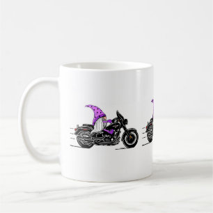 Whimsischer lila Gnome mit Motorrad Kaffeetasse