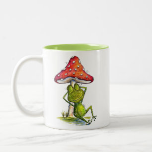 Whimsischer Schlaffrosch unter einem Pilz Zweifarbige Tasse