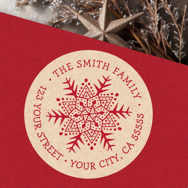 Whimsischer Schneeflocke Kraft sieht rote Rücksend Runder Aufkleber (Whimsical snowflake Kraft look red return address Classic Round)