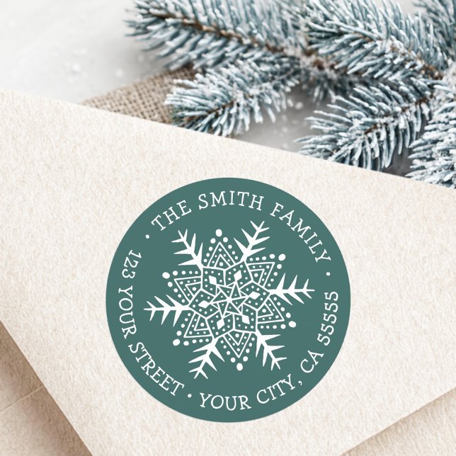Whimsischer Schneeflocken Kieferngrün Rücksendeadr Runder Aufkleber (Whimsical snowflake pine green return address classic round sticker)