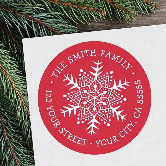 Whimsischer Schneeflocken Weihnachts-Rote Rücksend Runder Aufkleber (Whimsical snowflake Christmas red return address Classic Round Sticker)