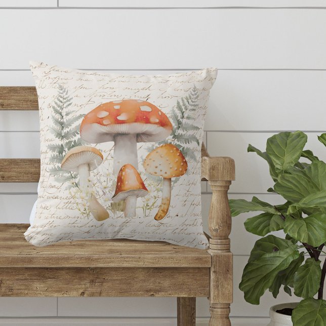 Whimsischer Wald Pilz Vintag Bauernhof Kissen (In situ, on bench)