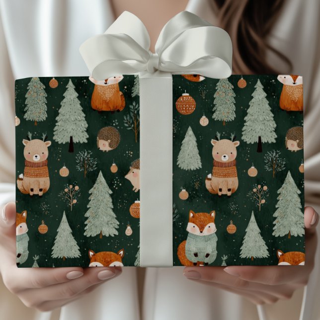 Whimsischer Weihnachtsbaum mit Rotfuchs in Dunkelg Geschenkpapier (Von Creator hochgeladen)
