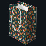 Whimsischer Weihnachtskatze Muster Grün Mittlere Geschenktüte<br><div class="desc">Niedliche Weihnachtsgeschenktasche mit handgezeichneter Illustration von Katzen mit Winterzubehör. Die Abbildung wurde in ein Muster mit Sternen gemacht.</div>