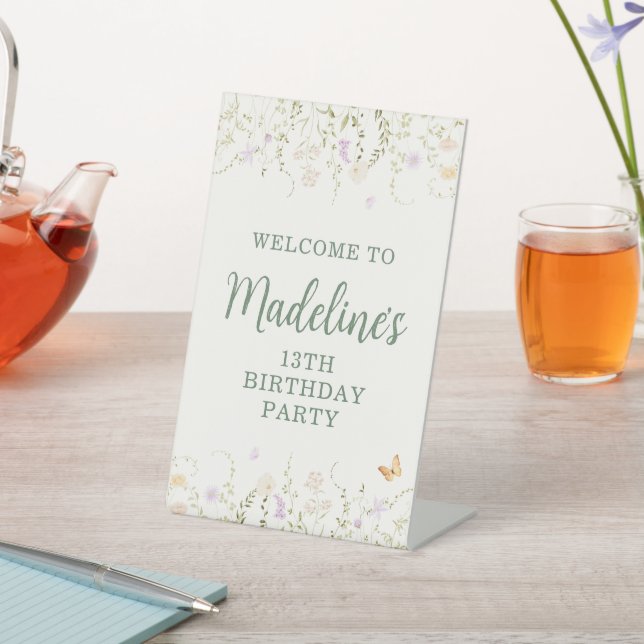 Whimsisches Blumengarten Party Geburtstag Sockelschild (In SItu)