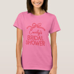 Whimsisches Coquette-Bugkon-Brautparty T-Shirt<br><div class="desc">Whimsikaler Coquette-Bogen,  die den Knoten modernen boho elegante stilvolle handgeschriebene Brautparty Gastgeschenk Dekoration passend T - Shirt Design. Zeitgenössische Sammlung Rot und Rosa.</div>