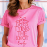 Whimsisches Coquette-Bugkon-Brautparty T-Shirt<br><div class="desc">Whimsikaler Coquette-Bogen,  die den Knoten modernen boho elegante stilvolle handgeschriebene Brautparty Gastgeschenk Dekoration passend T - Shirt Design. Zeitgenössische Sammlung Rot und Rosa.</div>