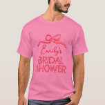Whimsisches Coquette-Bugkon-Brautparty T-Shirt<br><div class="desc">Whimsikaler Coquette-Bogen,  die den Knoten modernen boho elegante stilvolle handgeschriebene Brautparty Gastgeschenk Dekoration passend T - Shirt Design. Zeitgenössische Sammlung Rot und Rosa.</div>