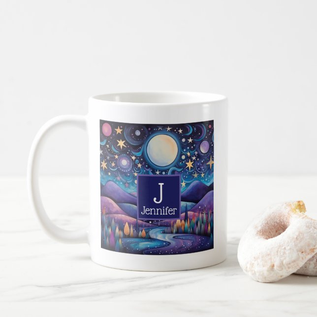 Whimsisches Night Big Moon Landscape Monogramm Kaffeetasse (Mit Donut)