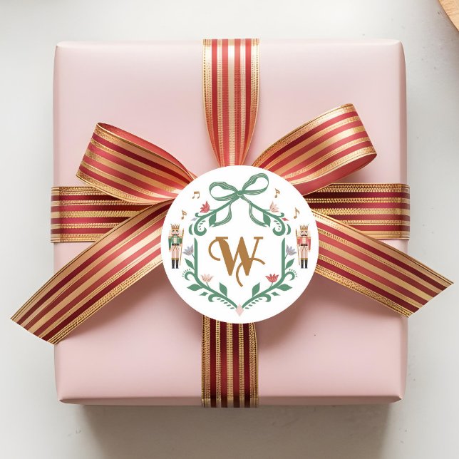 Whimsisches Weihnachtscreme Monogram Wappen Bow Runder Aufkleber (Whimsical Christmas Nutcracker Monogram Crest Bow Classic Round Sticker)