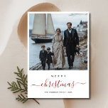 Whimsy Script Christmas Nautical Beach Foto Feiertagskarte<br><div class="desc">Stellen Sie sich eine Weihnachtskarte vor, die sich wie ein Tag am Strand anfühlt! Mit niedlichen Segelbooten, einem Leuchtturm und sanften Ozeanfarben ist diese Karte ideal für Familien, die das Meer Liebe haben. Es ist schlicht, elegant und mit einem spielerischen Design ausgestattet, das Sie wie ein tropischer Urlaub angenehm und...</div>