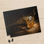 Whiskey auf den Felsen Puzzle<br><div class="desc">Puzzle eines Eiswürfels,  der auf einem rustikalen Holztisch in ein Kristallglas spritzt. Wählen Sie aus den verschiedenen verfügbaren Größen.</div>